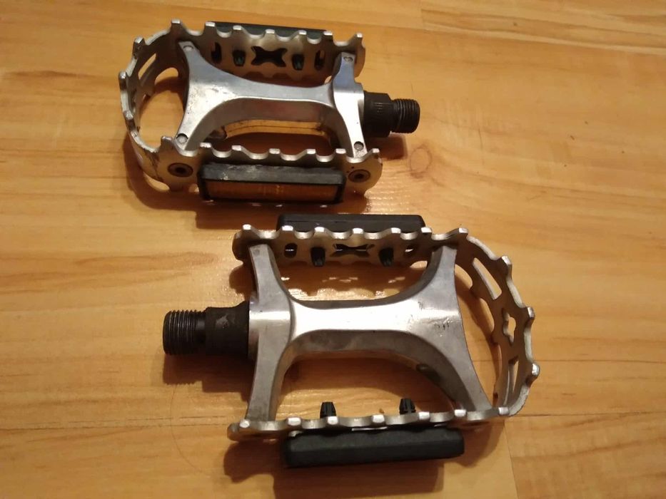 Metalowe pedały rowerowe.