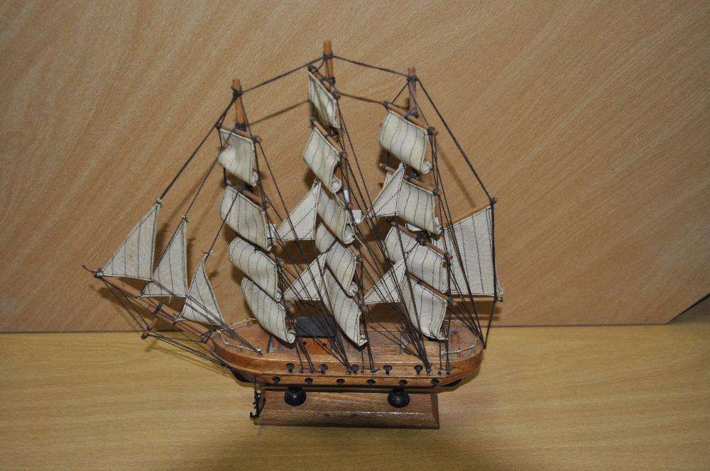 Veleiro Decortativo em Madeira de Carvalho - Feito à Mão