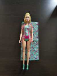 Lalka Barbie color reveal z ręcznikiem plażowym