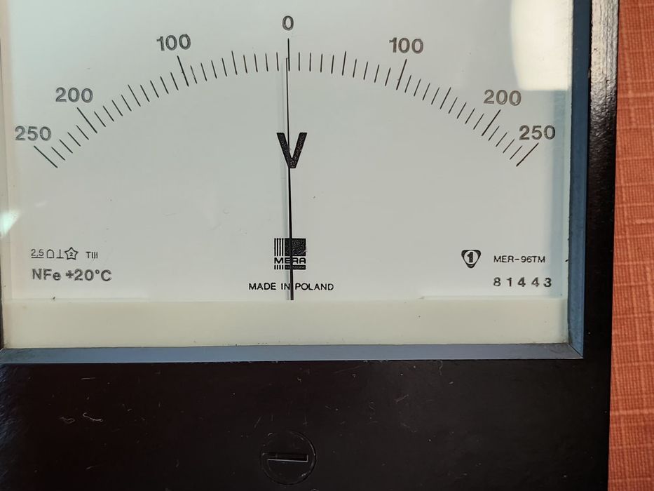 Przyrządy miernicze woltomierz tablicowy