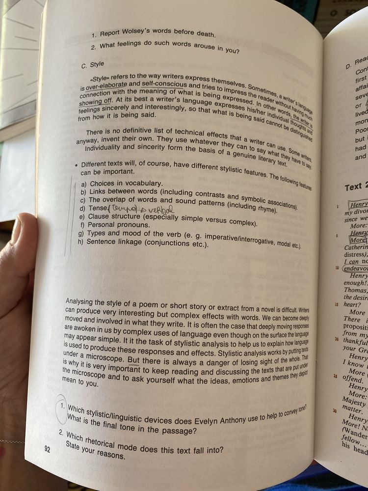 Livro escolar de inglês avançado 12.º ano