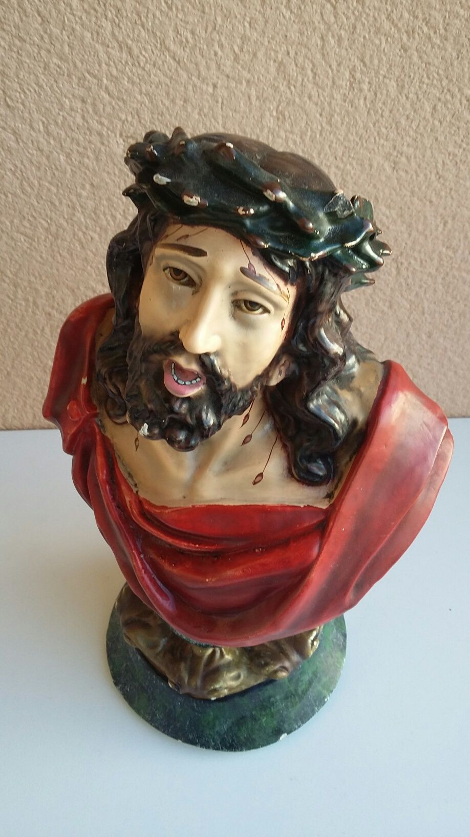 Busto do Cristo antigo em gesso pintado
