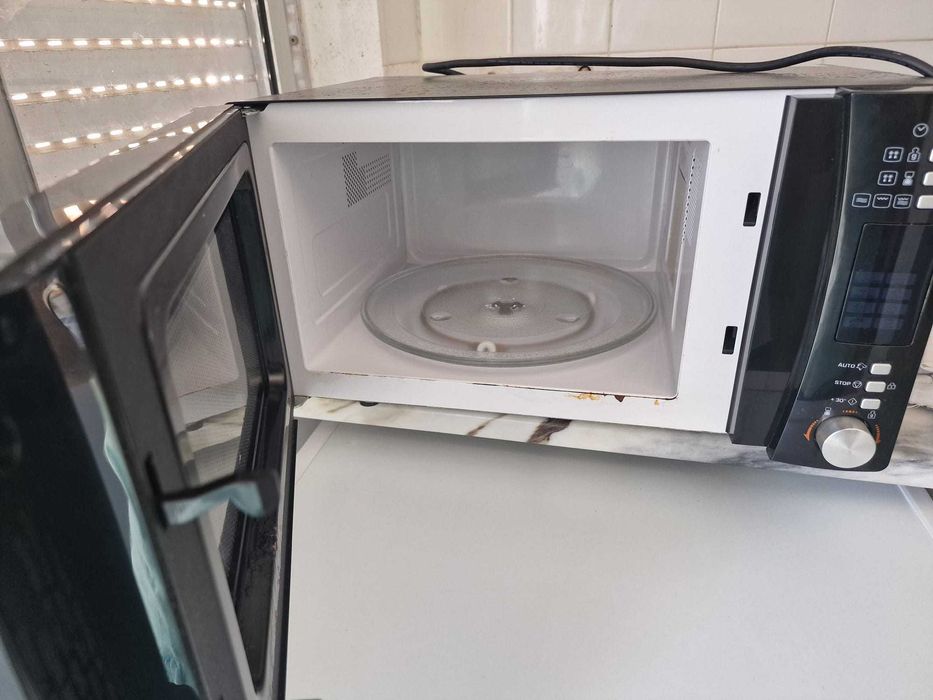 Eletrodomésticos (frigorifico, maquina de lavar e secar,micro ondas)