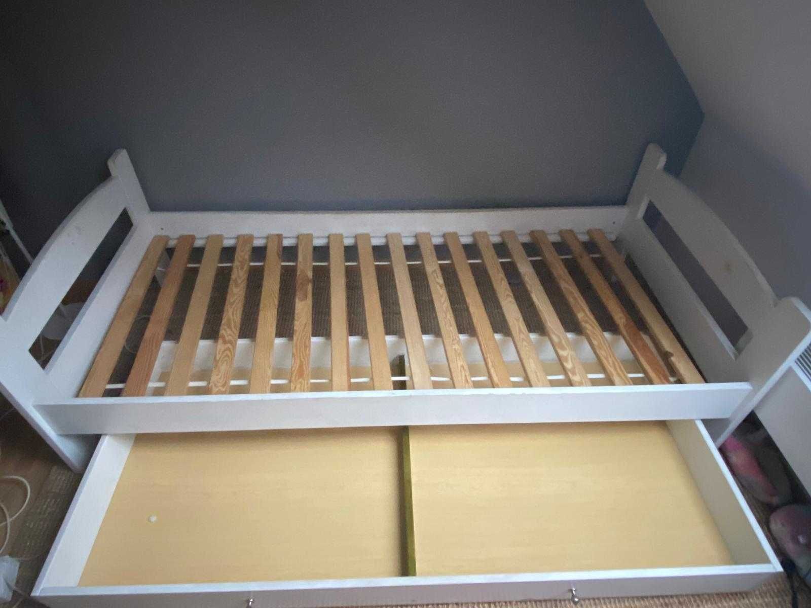 Pełnodrewniana rama łóżka wraz z szufladą na pościel