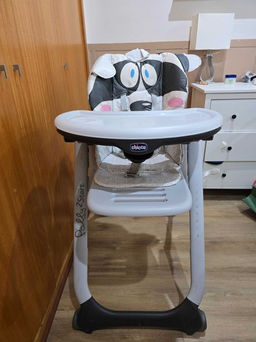 Cadeira de alimentação da chico, marcas de uso.