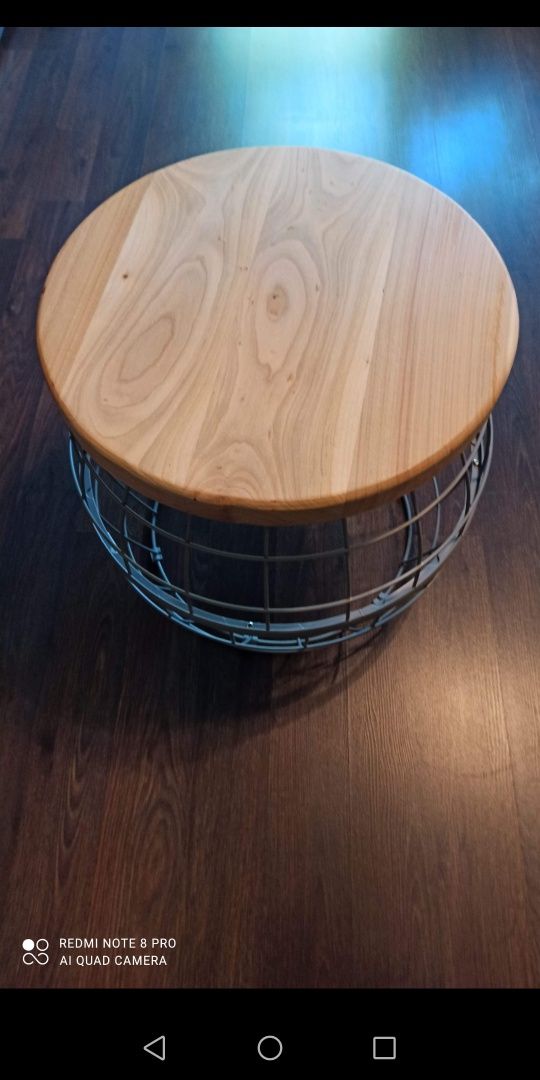 Stolik z drewnianym blatem