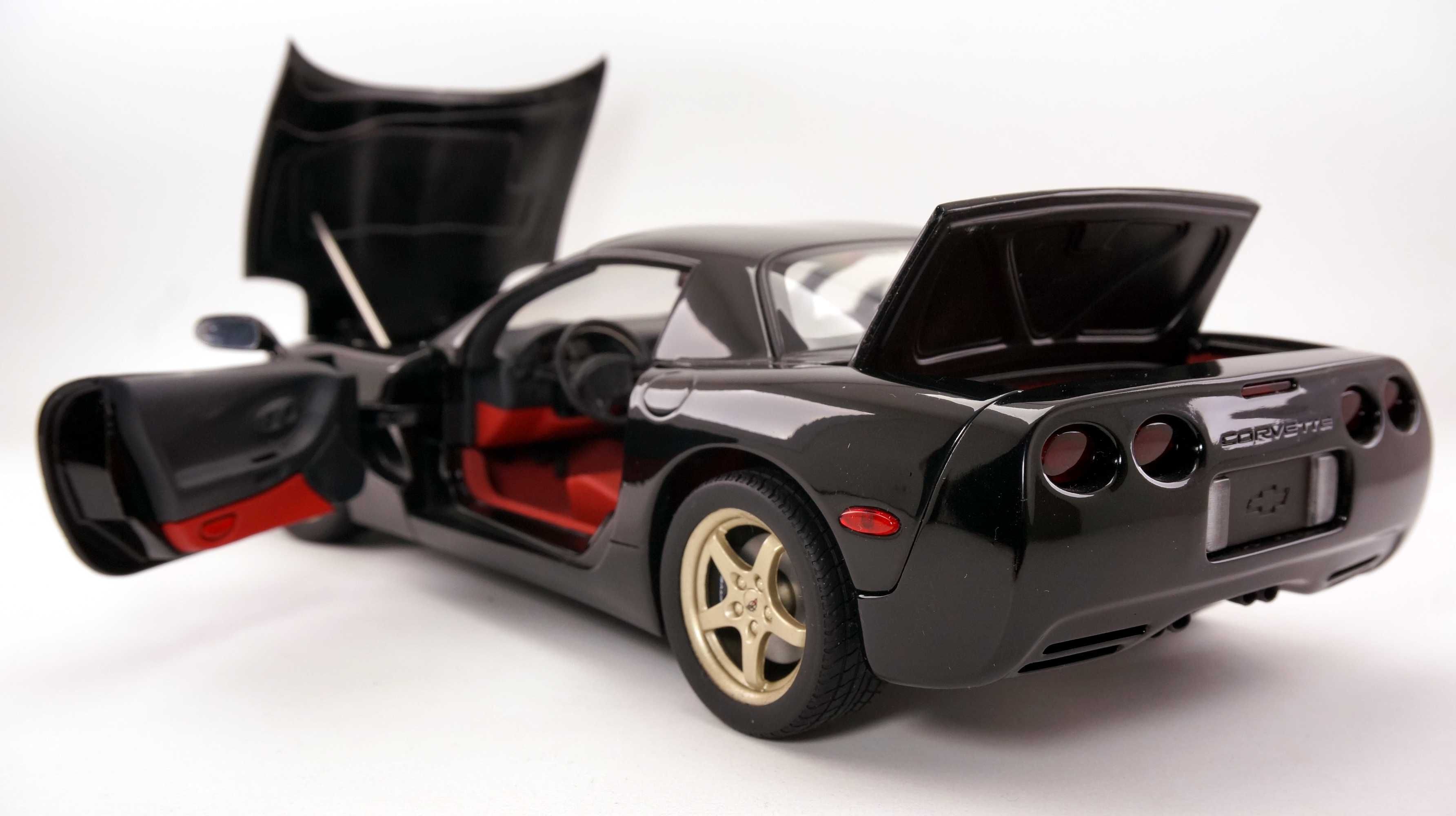 Модель UT Models AUTOart 1:18 Chevrolet Corvette (C5) Hardtop Black