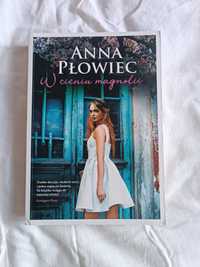 książka "W cieniu magnolii" Anna Płowiec
