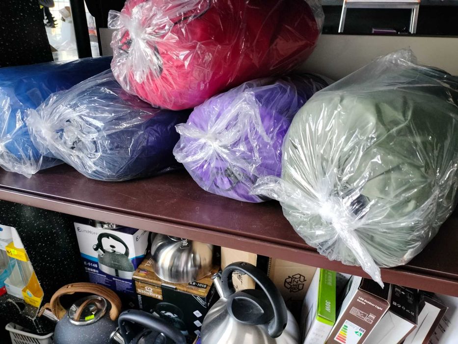 Śpiwór Rożne kolory dobra jakość idealne na biwaki