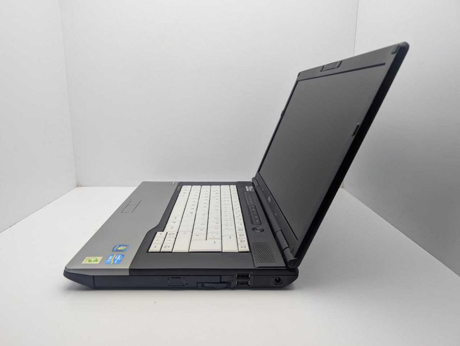 Fujitsu S752: Intel i3-3320M HDD:500gb RAM:6gb Intel HD Graphics 15.6