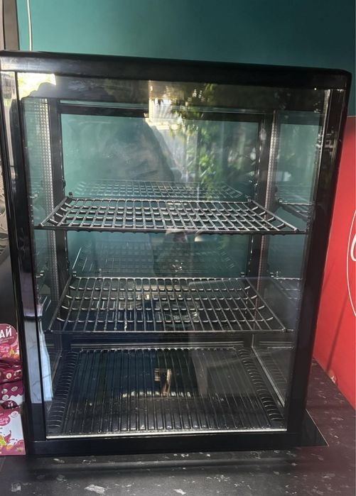 Рисоварки, столи, холодильна вітрина, дивани