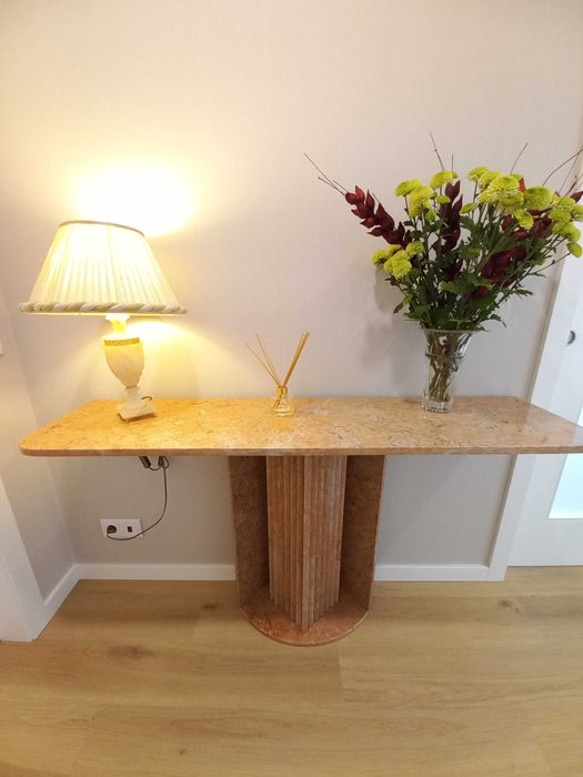 Consola em pedra rosa negrais