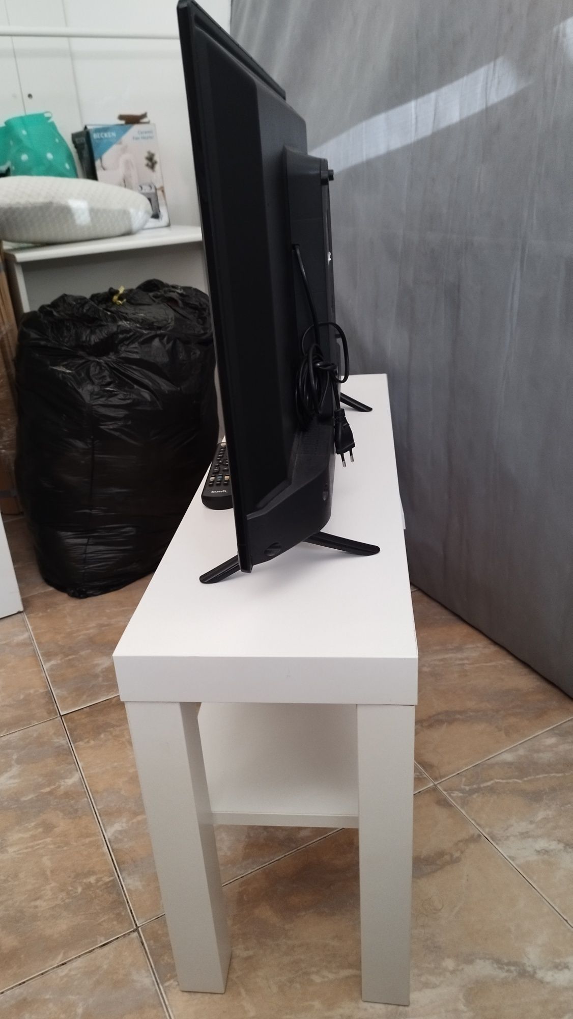 Vendo Tv Kunft 32" com móvel incluído