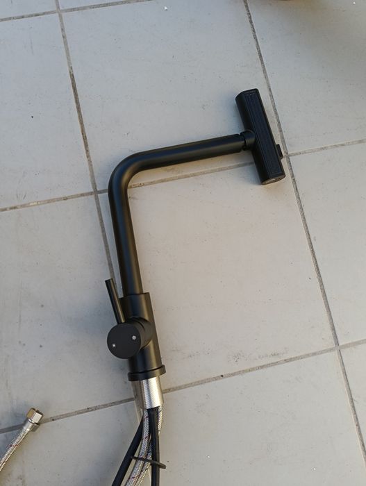 Torneira misturadora com braço oscilante
