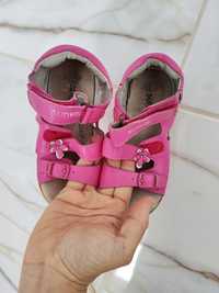 Skórzane różowe sandałki dla dziewczynki