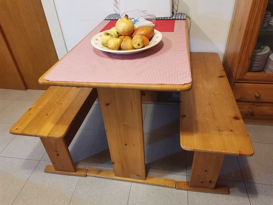 Mesa de cozinha com 2 bancos corridos, em pinho