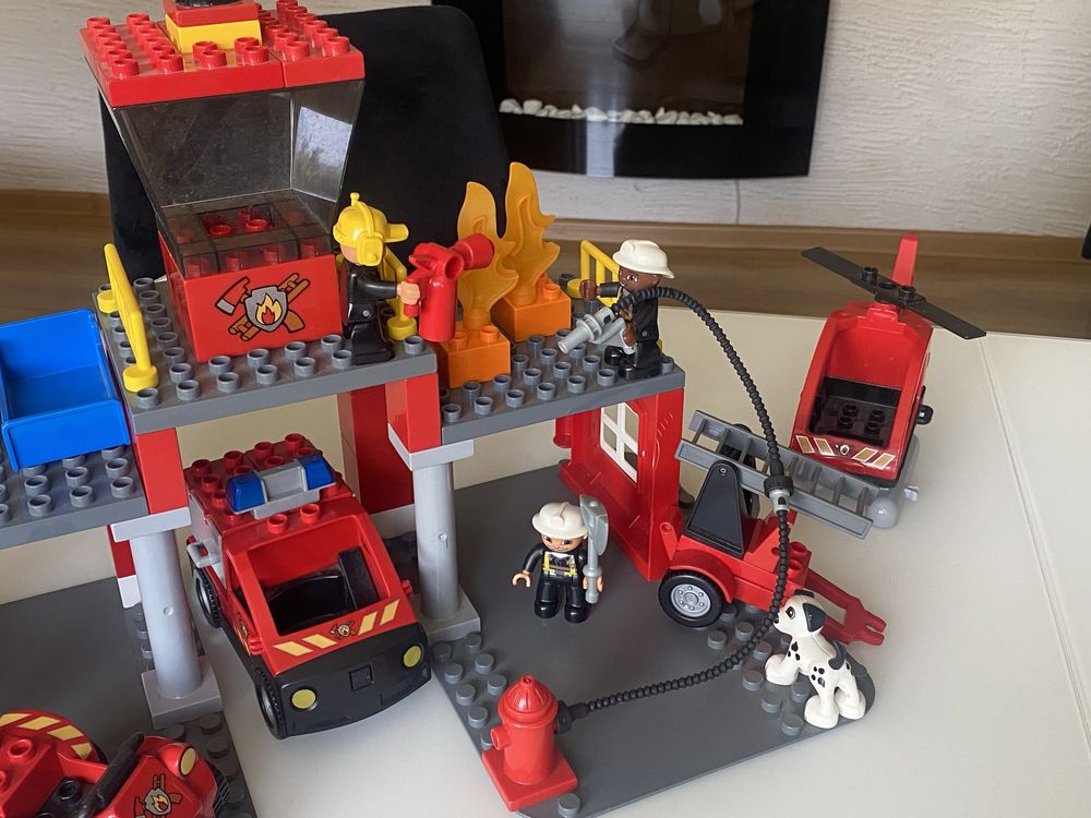Lego Duplo 5601 remiza strażacka - baza, pojazdy, figurki, akcesoria
