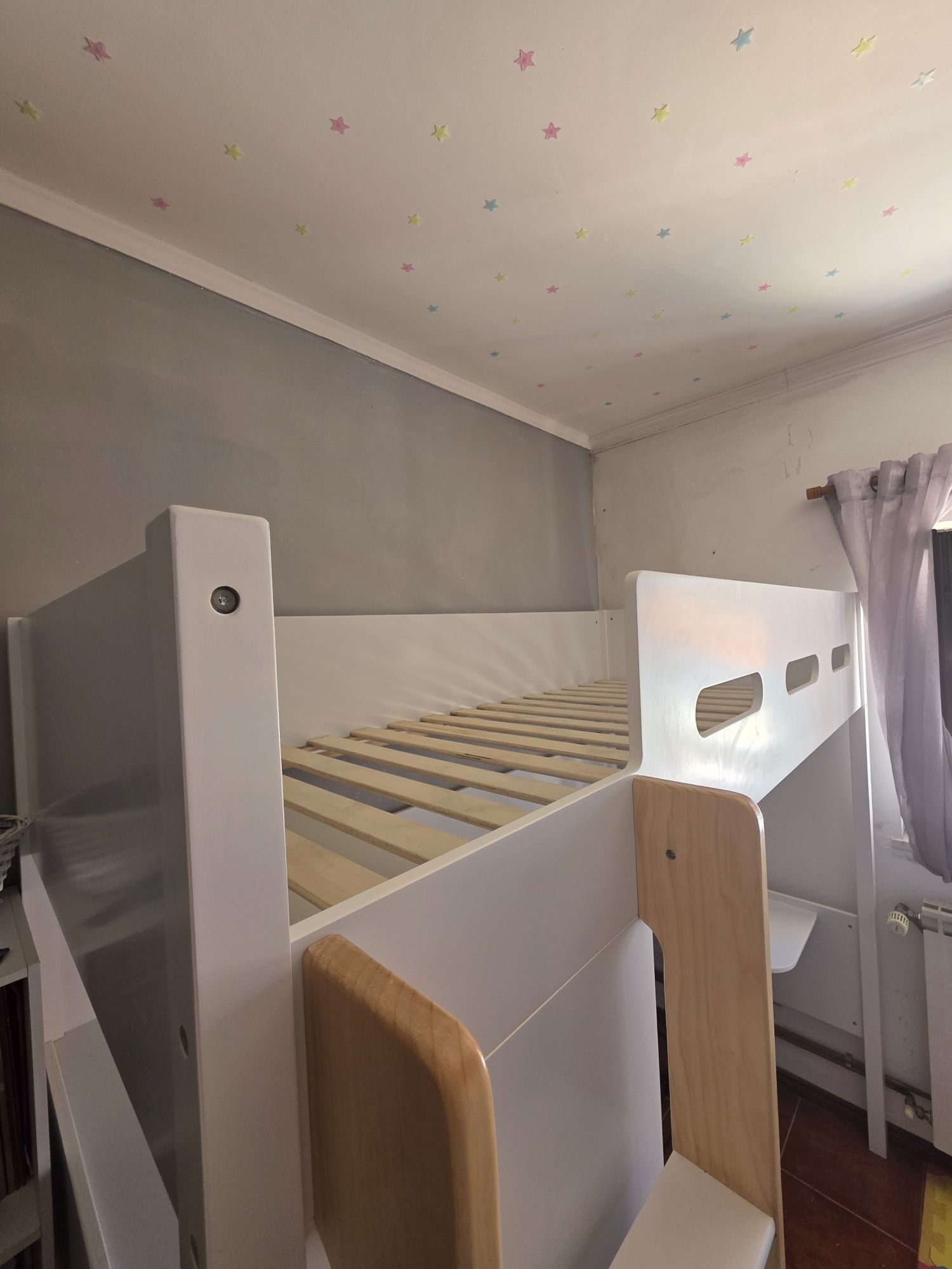 Cama com secretária