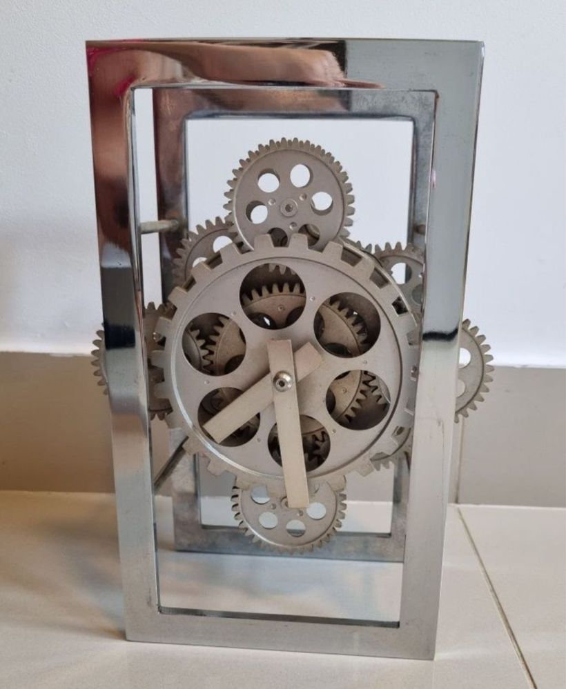 Zegar mechaniczny niesprawny
