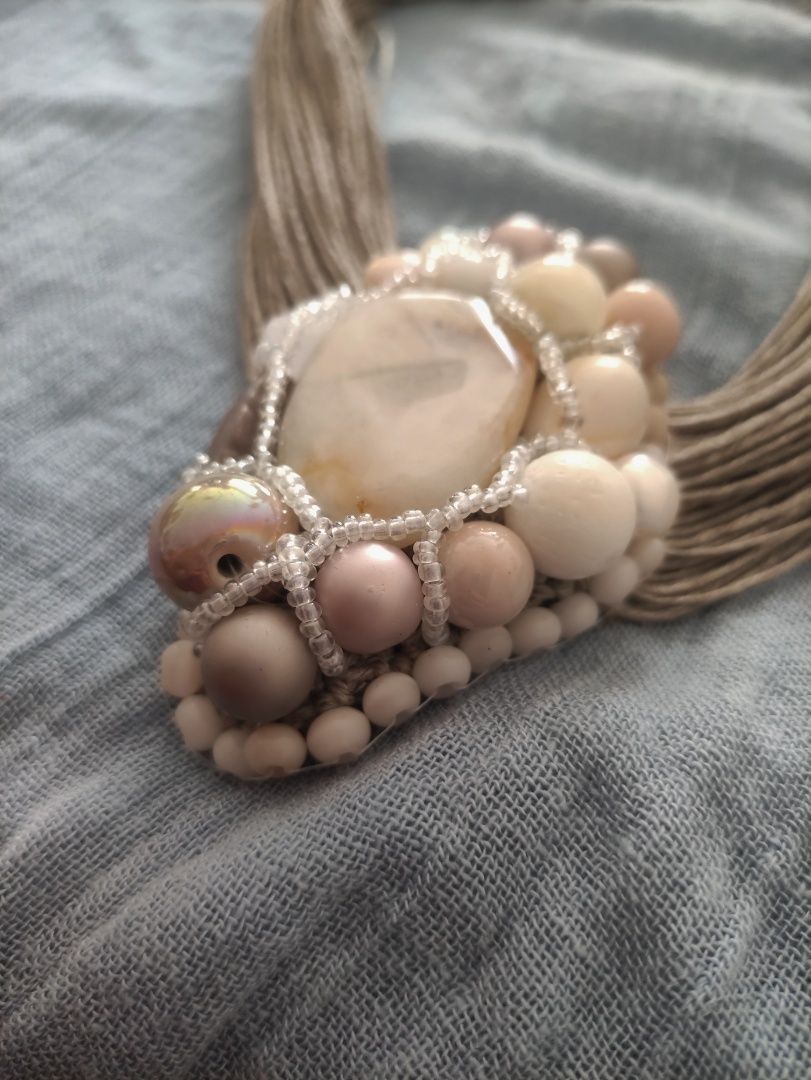 Przepiękny beżowy naszyjnik z kamieniami i perłami rękodzieło