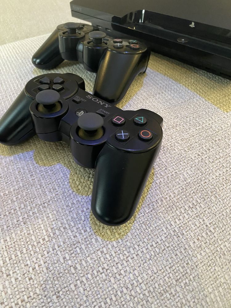 Playstation 3 com dois comandos, originais, com cabos, como novo.