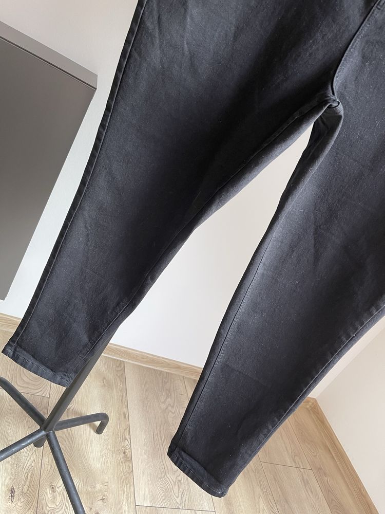 Elastyczne czarne jeansy rurki Simply Be r.54