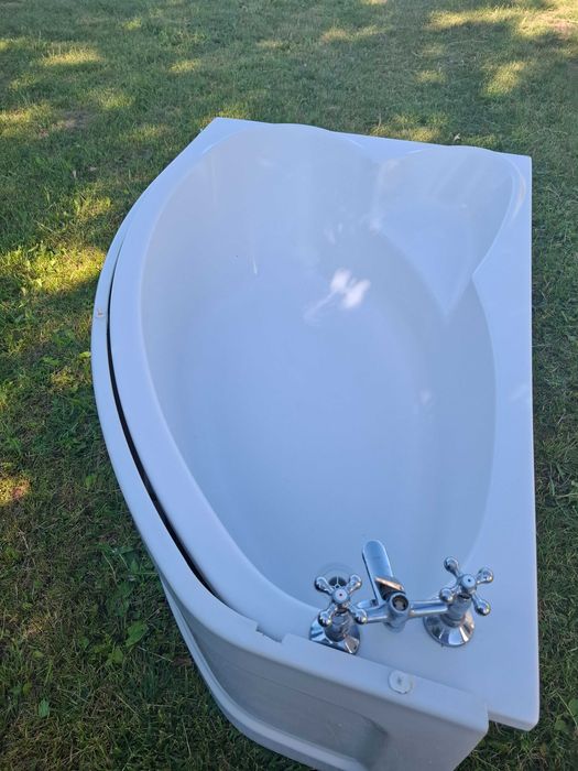 Wanna akrylowa z obudową,bardzo krótko używana.