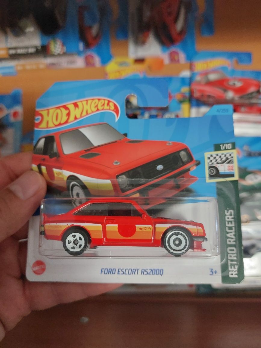 Hot Wheels Ford Escort RS2000 Retro Racers czerwony