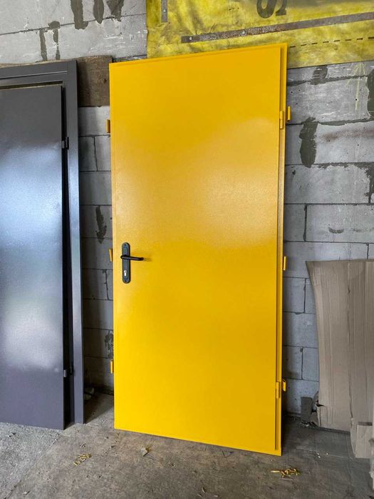 Двері металеві одинарні. Склад. Виробник. Наявність