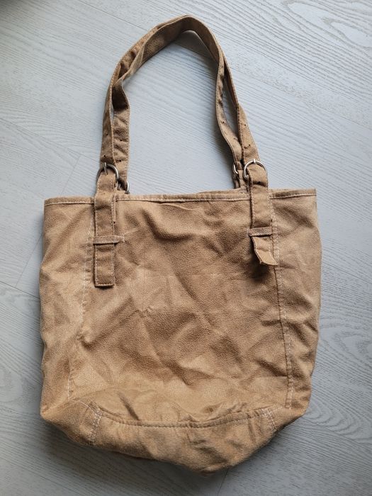 Beżowa torebka na ramię worek
Regulowane ramiączka.