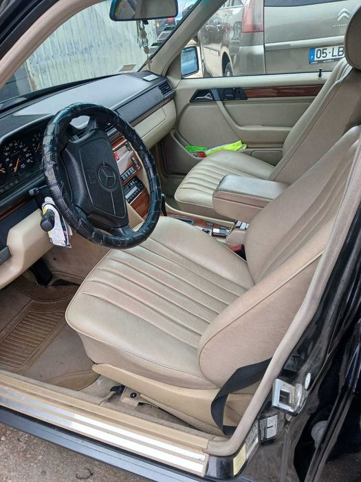 Mercedes E300d impecável
