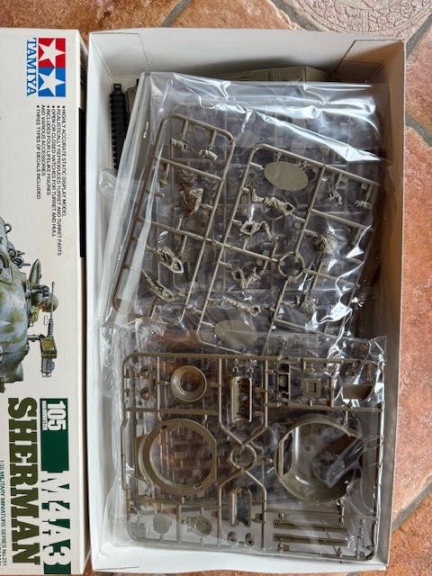 TAMIYA 35251 M4A3 Sherman 105mm