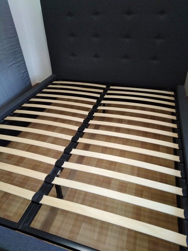 Łóżko dla osób wysokich tapicerowane szare ze stelażem