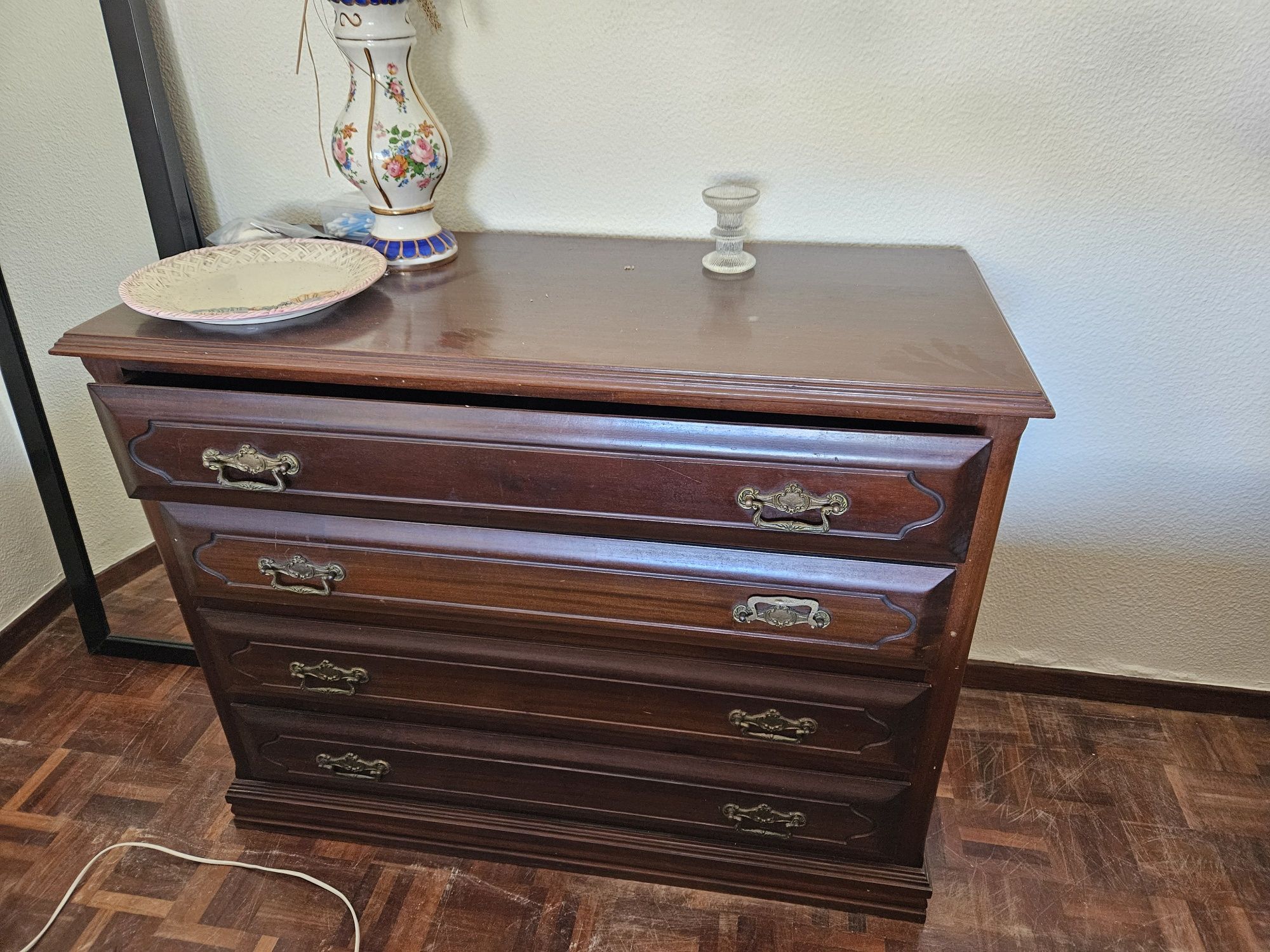 Cómoda  de quarto em madeira