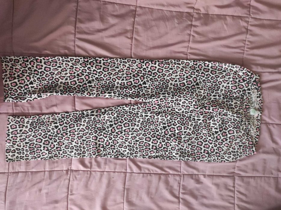 Różowe legginsy w panterkę w rozmiarze 152 cm