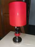 Candeeiro com abajur vermelho