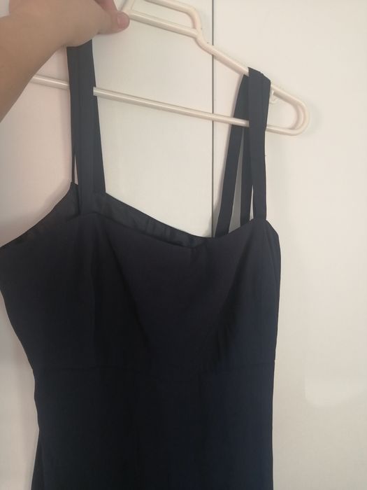 Vestido roxo tamanho M e aberto na parte da perna e é muito elegante