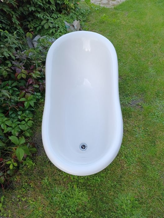 Wanna wolnostojąca w stylu ludwikowskim.