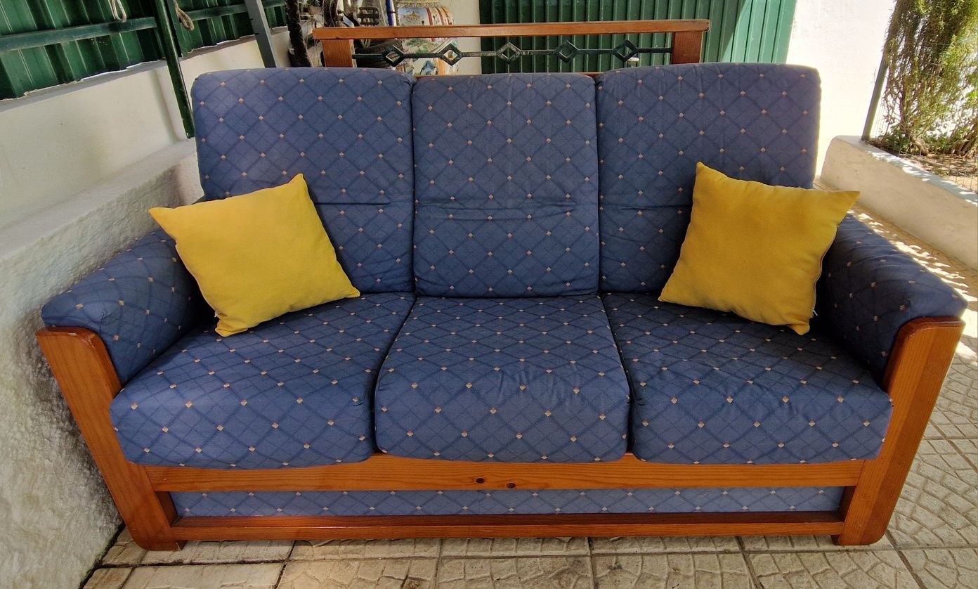 Sofá - cama de tecido e madeira.