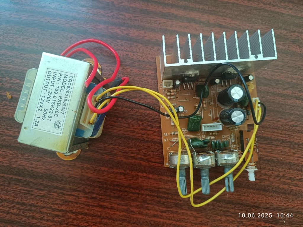 Лот 4 підисилювача сабвуфер усилитель колонки трансформатор радіаиор