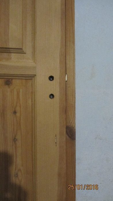 Деревянная дверь.