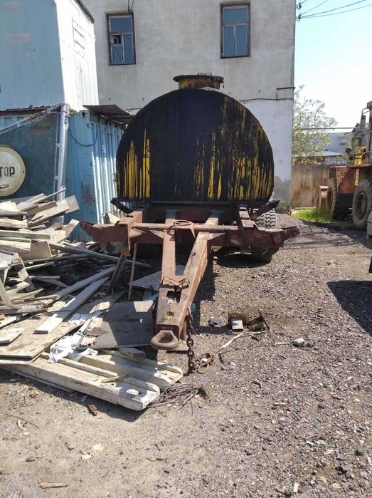 Прицеп-шасси ПТС-9 с емкостью 8 кубов, с битумом