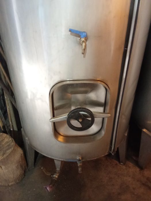 Vendo cubas de inox para vinho