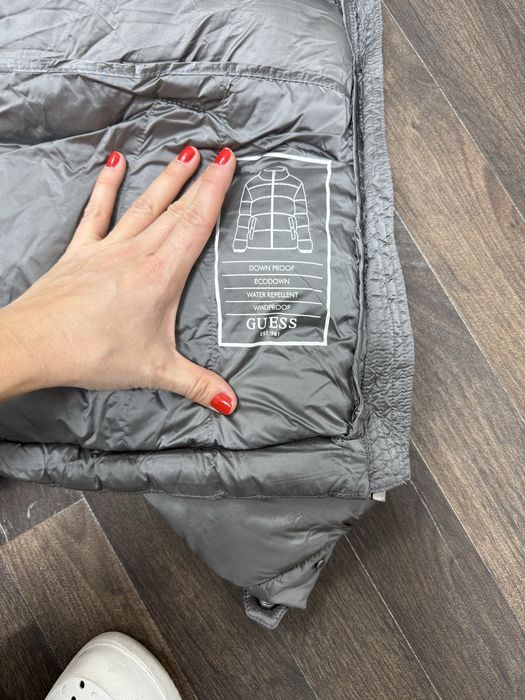 Стильна тепла курточка Guess кольору сірий  металік