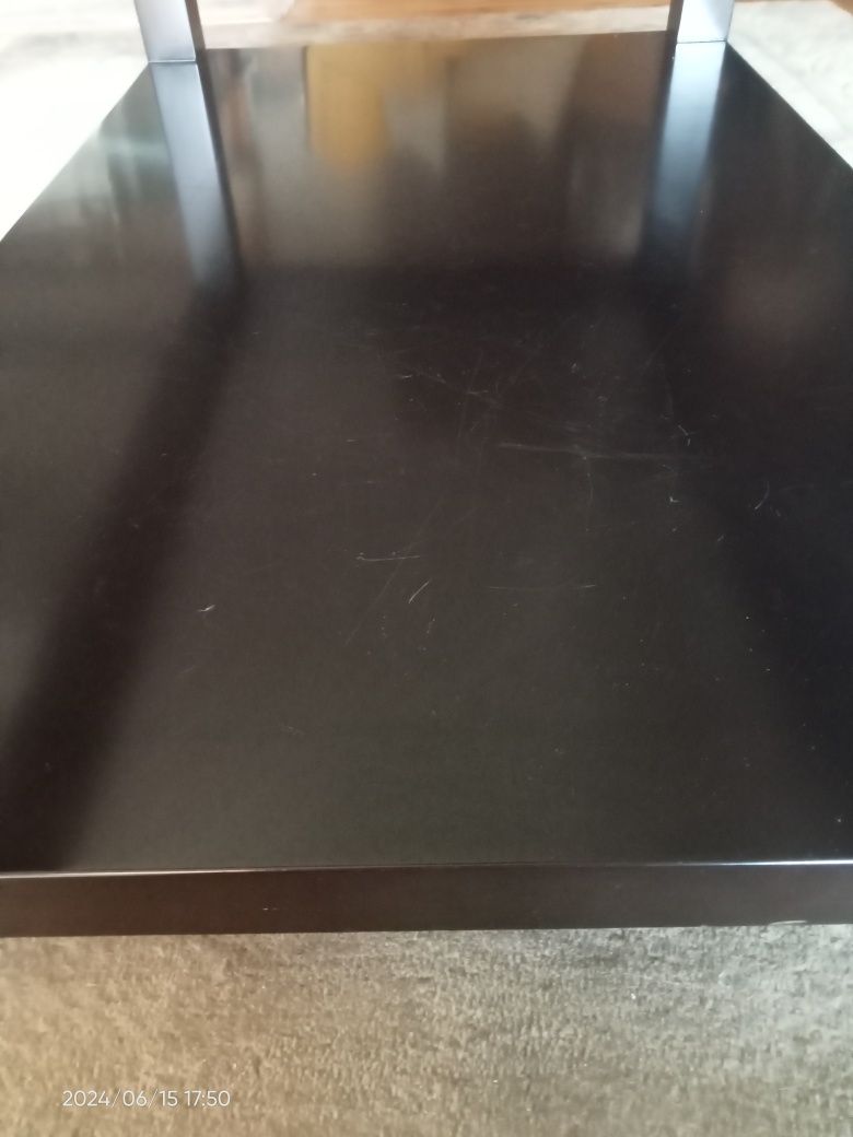 Mesa de centro em madeira com tampo em vidro