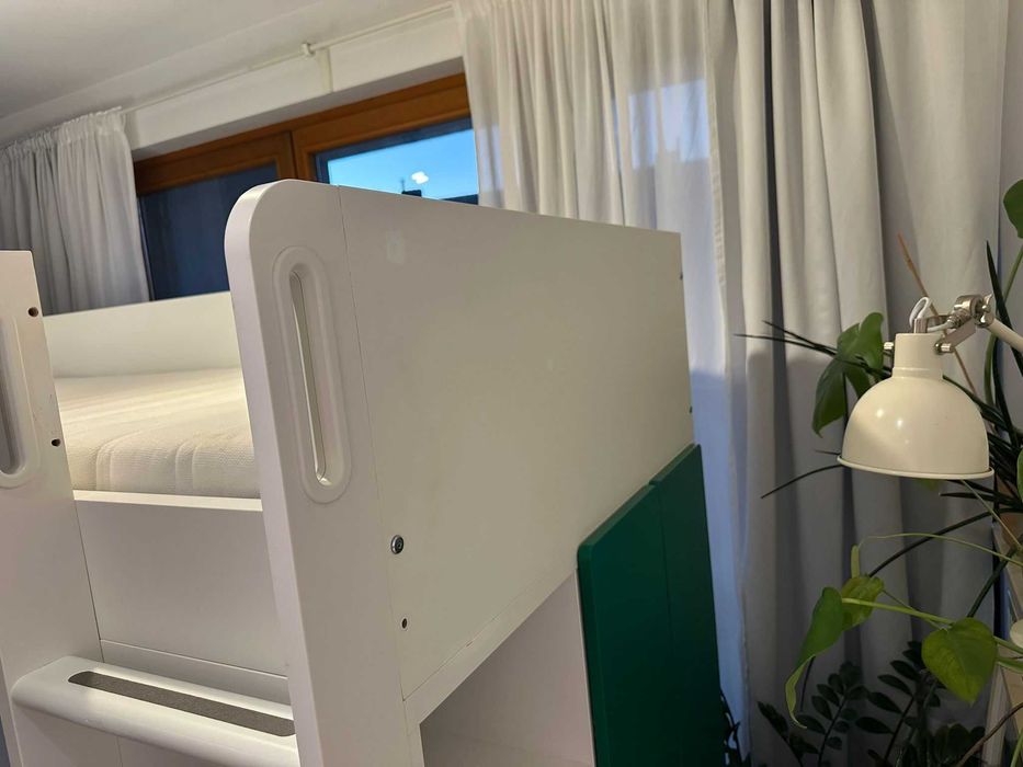 Łóżko z antresolą i biurkiem Ikea Smastad. Z materacem