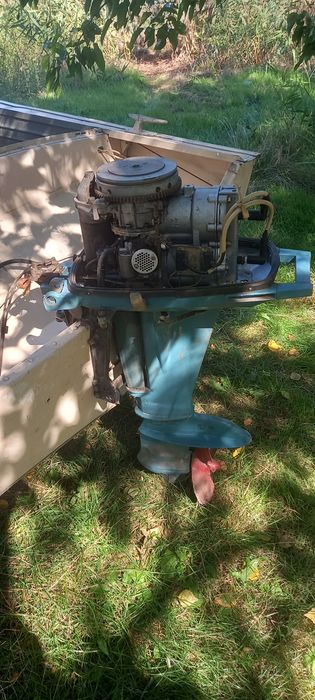 Лодка "Прогрес 4" з мотором Віхрь 30 та пристроями для транспортування