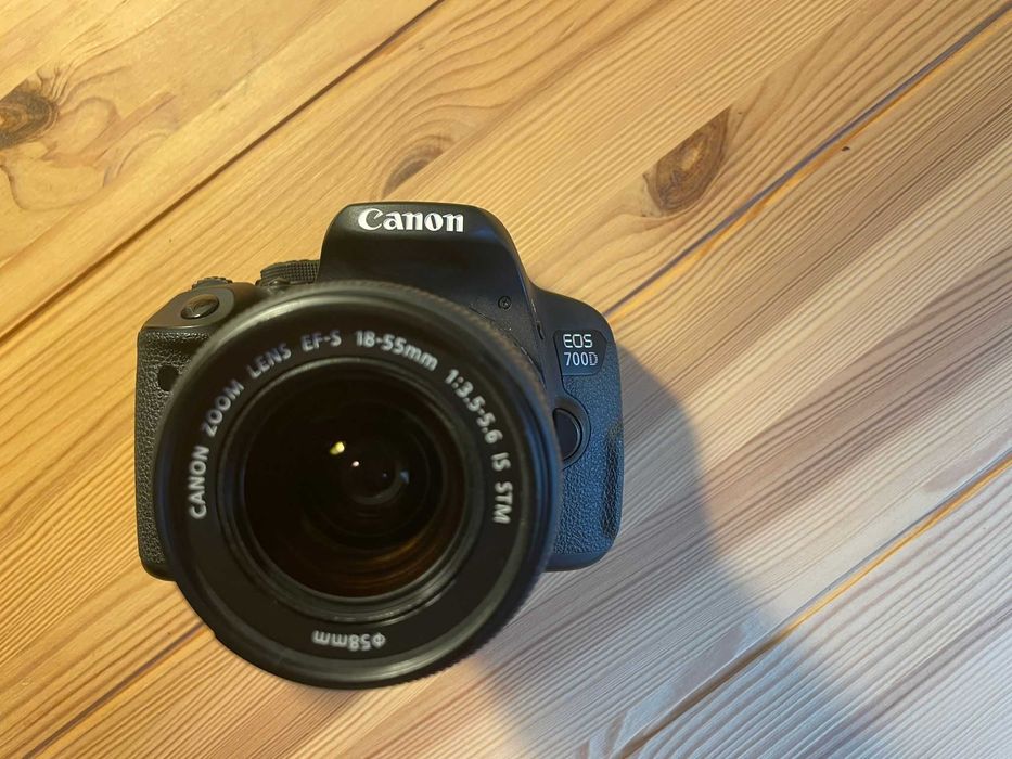 Câmara DSLR Canon 700D+Objetiva Zoom Lens EF-S 18-55mm