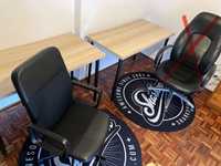 Conjunto de secretárias, cadeira e tapetes