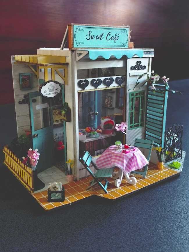 Domek-miniaturka- kawiarnia z cukiernią